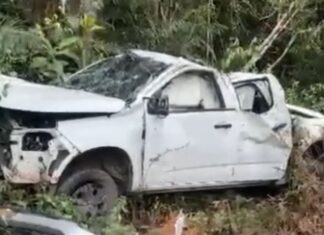 Três pessoas ficam feridas após picape perder controle e invadir vegetação na AM-010 no Amazonas