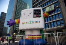 Parada LGBT aposta em mobilização política e exibe urna inflável durante evento em São Paulo