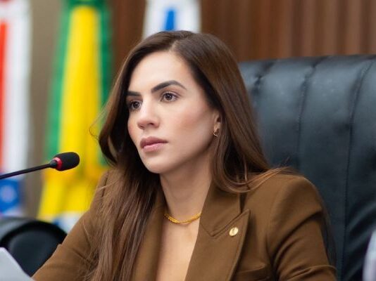 Na tribuna da Aleam, Débora Menezes defende homeschooling, aponta falhas do ensino público e cobra votação urgente do PL 3.179/2012 no Senado