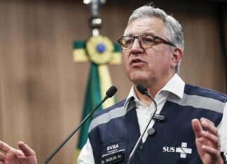 Alexandre Padilha anuncia suspensão da vacina contra a dengue