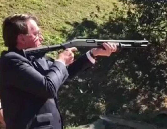 Sargento do Exército é abordado com arma registrada em nome de Bolsonaro