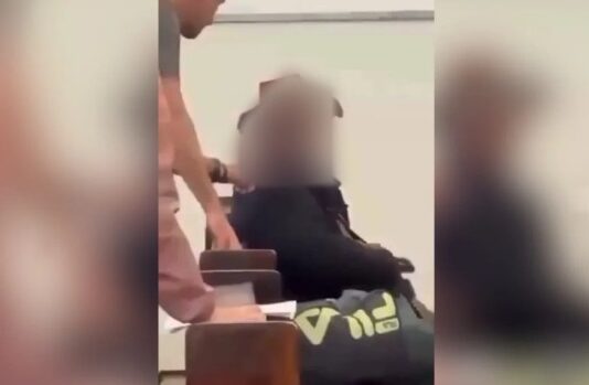 Escândalo em igreja: homem é pego se masturbando durante celebração religiosa
