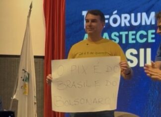 Após Lula, Flávio Bolsonaro exibe cartaz ‘Pix é do Brasil e do Bolsonaro’