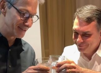 Flávio Bolsonaro e Zema causam revolta nas redes após gesto polêmico em BH