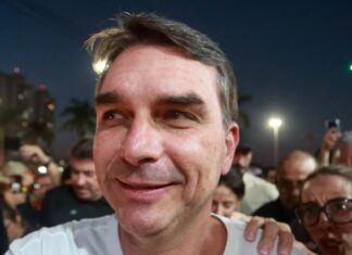 ‘Estou mais do que preparado para assumir o comando do país’, afirma Flávio Bolsonaro