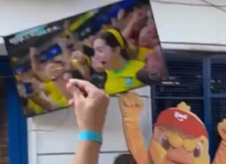 Gol de Martinelli provoca euforia e acaba com TV quebrada durante festa da torcida
