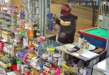 Criminoso entra em bar, causa pânico entre clientes e efetua disparos durante assalto