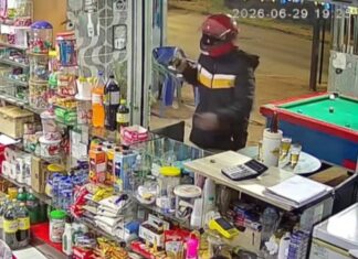 Criminoso entra em bar, causa pânico entre clientes e efetua disparos durante assalto
