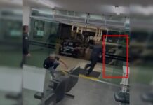 Mulher trans provoca tumulto em unidade policial, pega celular de agente e tenta escapar antes de ser presa