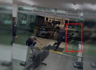Mulher trans provoca tumulto em unidade policial, pega celular de agente e tenta escapar antes de ser presa