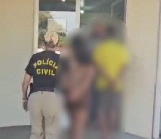 Polícia prende casal após criança de 1 ano ser encontrada desacompanhada em frente a residência no Amazonas
