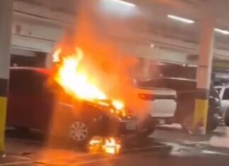 Incêndio atinge carro em estacionamento de supermercado e assusta clientes em Manaus