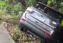 Veículo fica preso em área de mata após acidente causado por manobra de outro carro, diz relato inicial