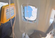 Momento de pânico: passageiro é salvo após ser sugado por janela de avião