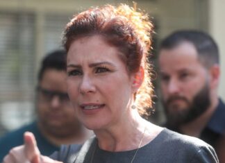 Carla Zambelli confirma permanência no exterior e lança candidatura da mãe na política