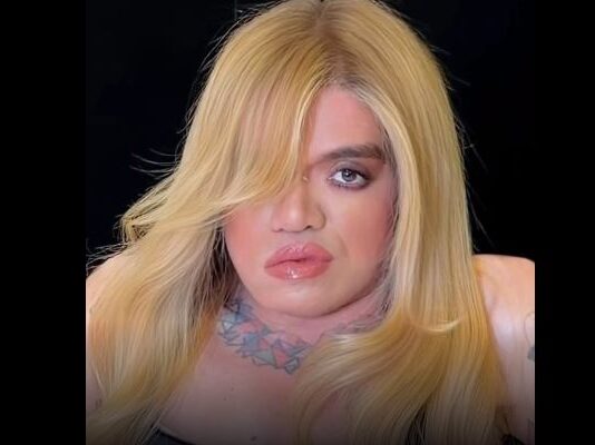 Leandrinha muda o visual, causa alvoroço na web e chega a ser confundida com Virginia