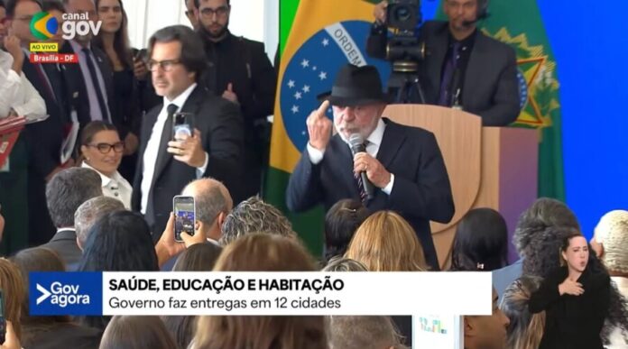 Lula-mostra-dedo-do-meio