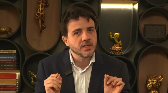 Candidato do MBL diz que Flávio Bolsonaro não vence Lula e o chama de “criminoso”