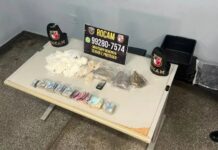 Cinco suspeitos fogem da polícia e deixam drogas e R$ 1,8 mil para trás na Cidade de Deus