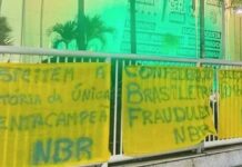 Revoltados com eliminação histórica, torcedores fazem ato contra a gestão da CBF