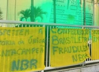 Revoltados com eliminação histórica, torcedores fazem ato contra a gestão da CBF