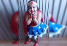 Menina morre semanas após ser picada por escorpião ao calçar tênis para ir à escola