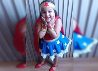 Menina morre semanas após ser picada por escorpião ao calçar tênis para ir à escola