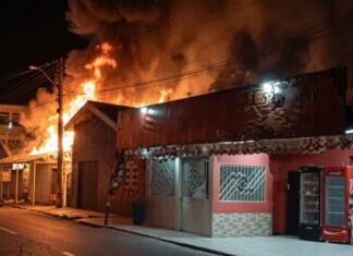 Casa é completamente destruída por incêndio durante a noite no interior do Amazonas