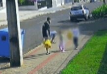 Pai agride filha de 3 anos com chute em via pública e acaba investigado