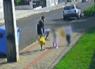 Pai agride filha de 3 anos com chute em via pública e acaba investigado