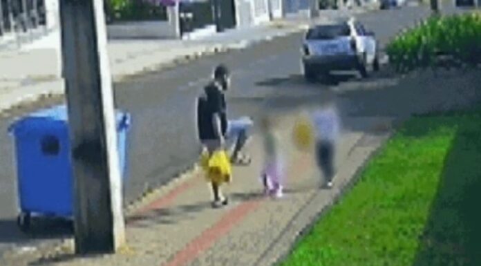 Pai agride filha de 3 anos com chute em via pública e acaba investigado