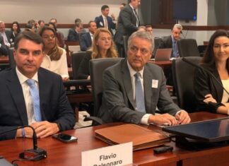 Flávio Bolsonaro vira piada após “fala-relâmpago” em audiência nos EUA