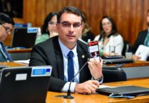 Flávio Bolsonaro promete distribuir celulares para combater violência contra as mulheres