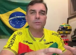 Flávio Bolsonaro afirma que o pai vai entregar faixa presidencial a ele