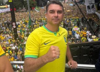 Flávio Bolsonaro culpa PT por eliminação do Brasil na Copa do Mundo
