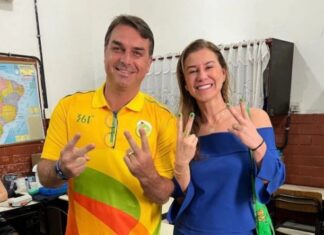 Após crise com Michelle, Flávio escala esposa para atrair mulheres