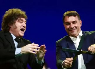Flávio Bolsonaro dança rock com Milei e simula “corte da esquerda” em convenção do PL