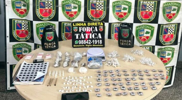 Suspeitos são detidos com centenas de porções de entorpecentes e anotações do tráfico