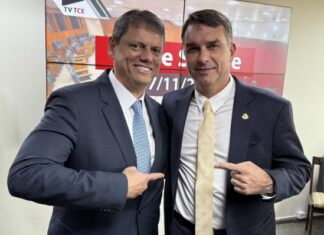 Tarcísio foge de Flávio Bolsonaro para não ser contaminado por rejeição