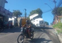 Contêiner despenca de carreta e bloqueia parte de avenida no bairro Monte das Oliveiras
