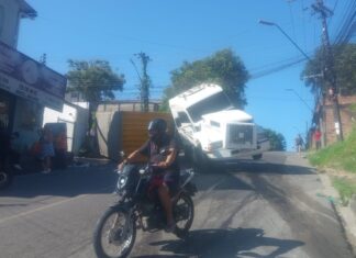 Contêiner despenca de carreta e bloqueia parte de avenida no bairro Monte das Oliveiras