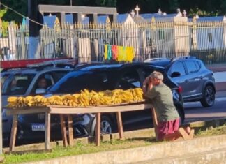 Antes de começar o expediente, vendedor de bananas faz oração e comove em Manaus