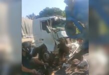 Batida deixa caminhão destruído e causa bloqueio total de avenida em Manaus