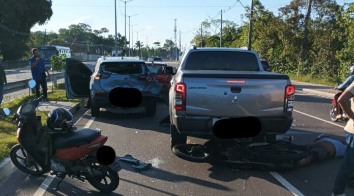 Motociclista fica ferido após acidente com três carros na Avenida do Turismo em Manaus