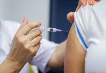 Brasil realiza Dia D da vacinação neste sábado para atualizar caderneta de menores de 15 anos