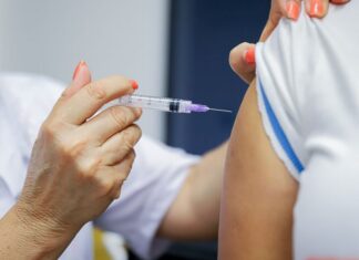 Brasil realiza Dia D da vacinação neste sábado para atualizar caderneta de menores de 15 anos