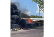 Vídeo: Queima de fios termina em incêndio de grandes proporções e ameaça casas em Manaus Vídeo: Queima de fios termina em incêndio de grandes proporções e ameaça casas em Manaus
