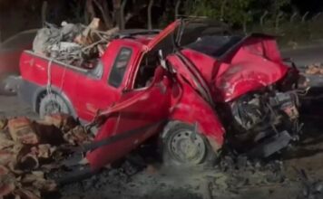Grave colisão na AM-010 deixa casal e criança feridos; mulher fica presa às ferragens e carro pega fogo