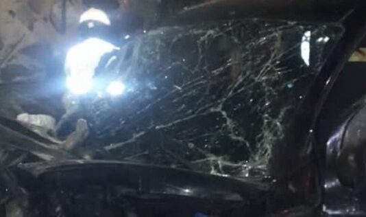 Grave acidente deixa quatro feridos após carro bater contra caminhão em Manaus