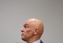 Moraes permite entrada de funcionário da Claro na casa de Bolsonaro após problema na internet